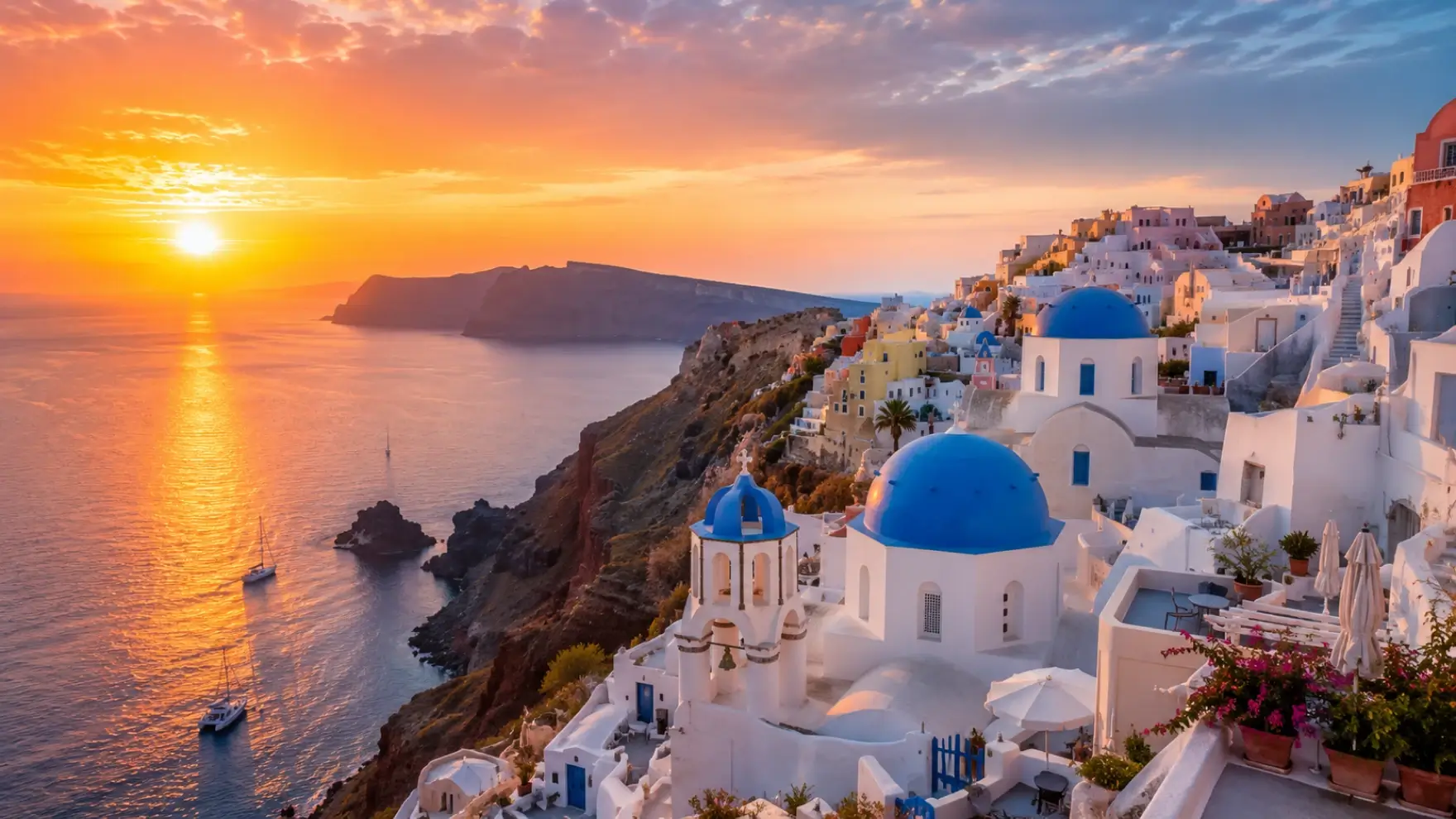 Santorini, Hy Lạp – Gây ấn tượng với những ngôi nhà trắng mái xanh và khung cảnh hoàng hôn đẹp bậc nhất thế giới